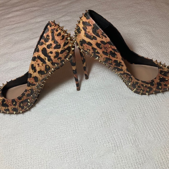 Steven Madden Pointy-Toe Stilletos Leopard with Gold Studs - Picture 3 of 4